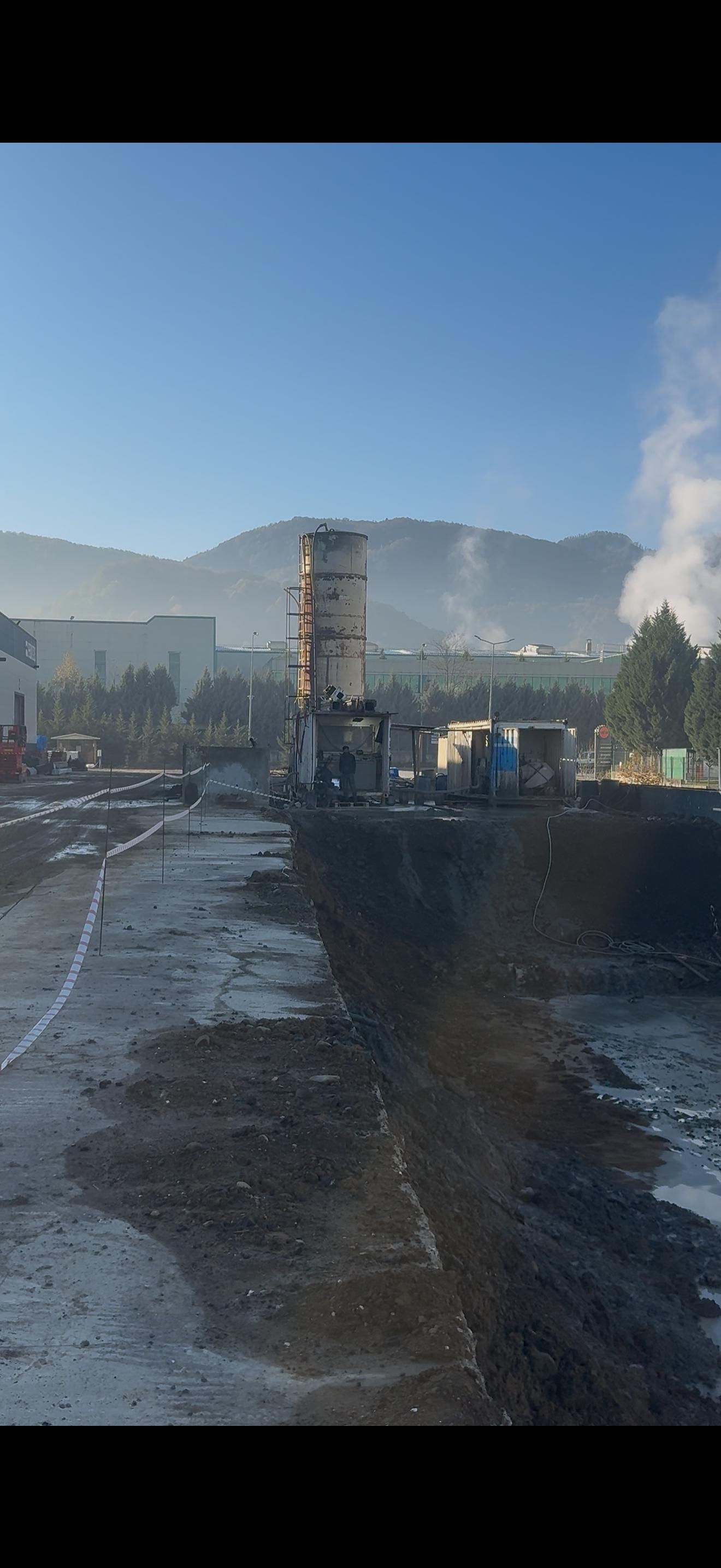 Pekintaş Düzce güneş paneli fabrikası sahasında jet grout santrali, silo ve derin kazı — temel altı zemin güçlendirme